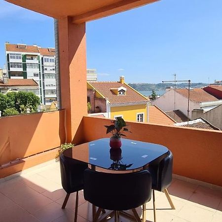 Appartamento Relax In Lisbon For 4 People With Terrace And Parking Esterno foto