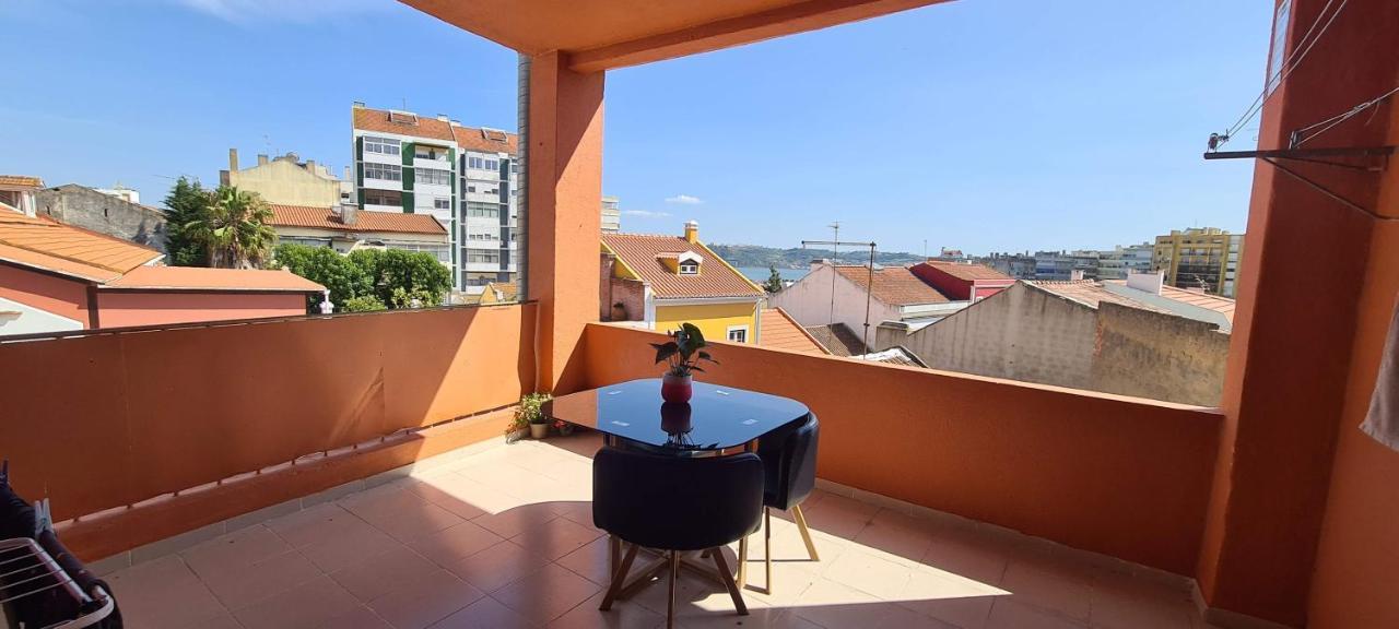 Appartamento Relax In Lisbon For 4 People With Terrace And Parking Esterno foto